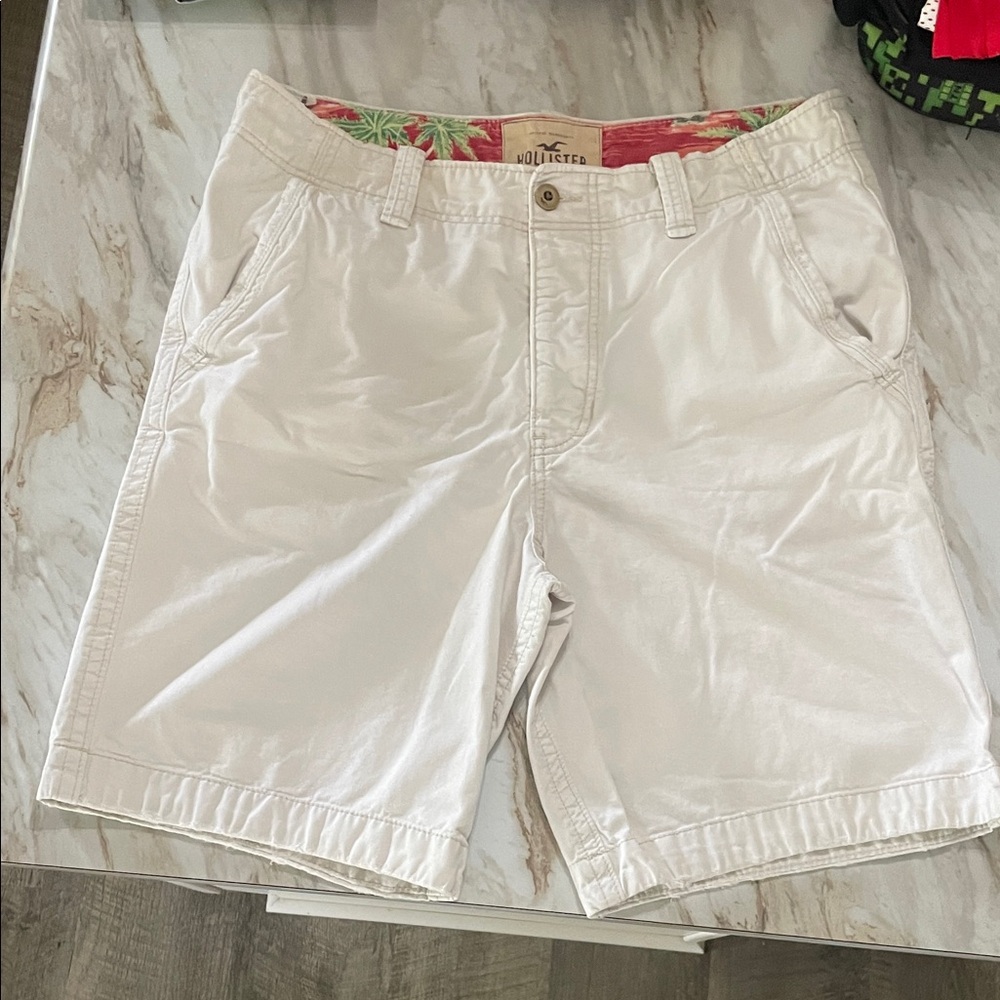 Hollister Men's Cream Flat Front Shorts
